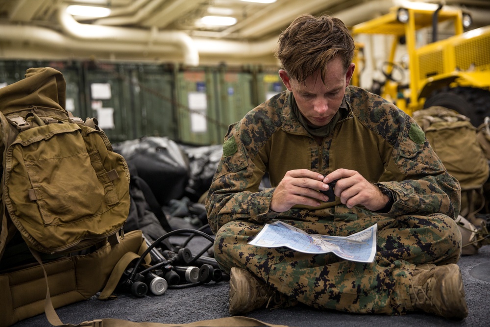 15th MEU recon Marines launch from USS Somerset