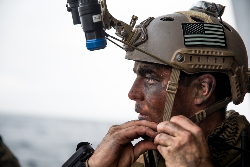 15th MEU recon Marines launch from USS Somerset