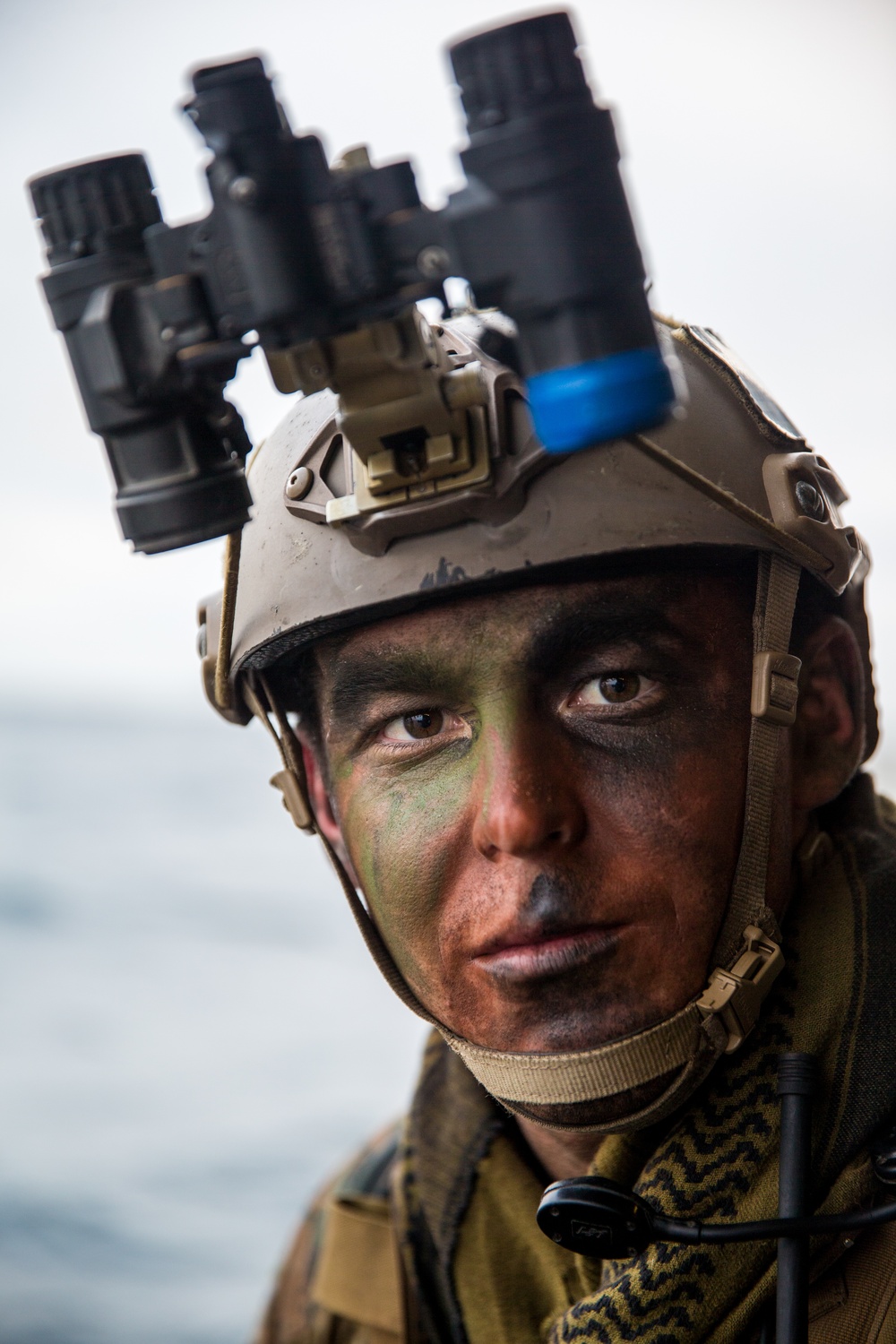 15th MEU recon Marines launch from USS Somerset