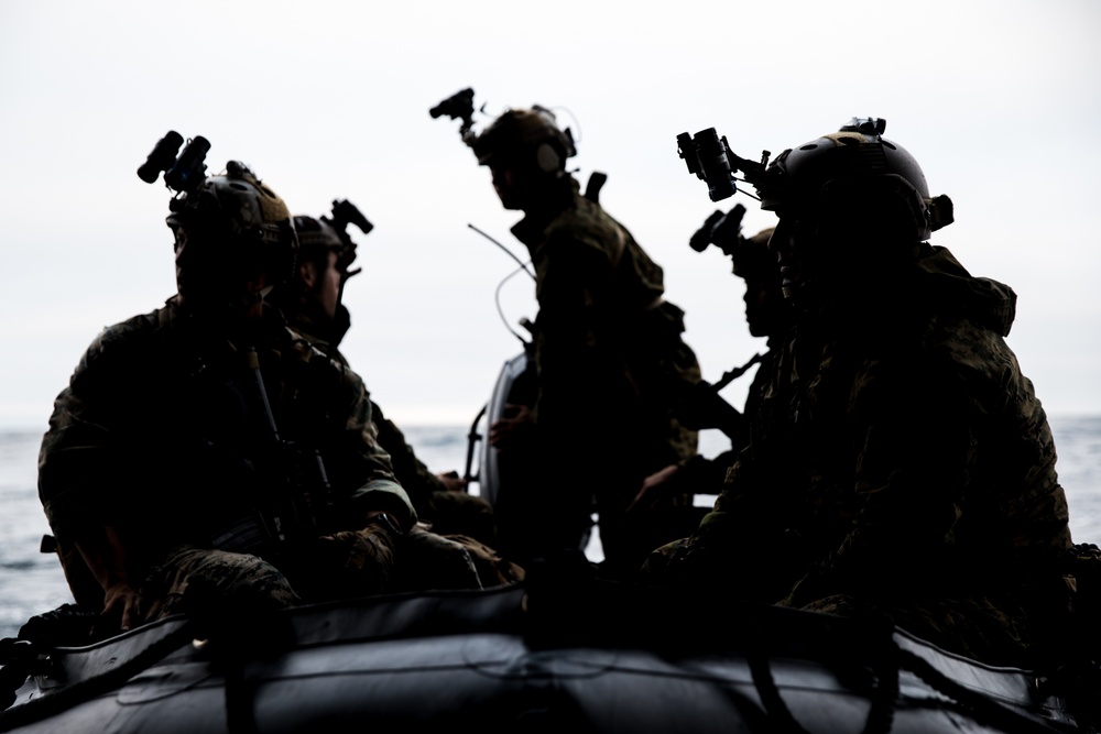 15th MEU recon Marines launch from USS Somerset