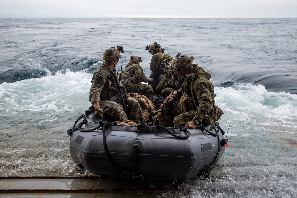 15th MEU recon Marines launch from USS Somerset