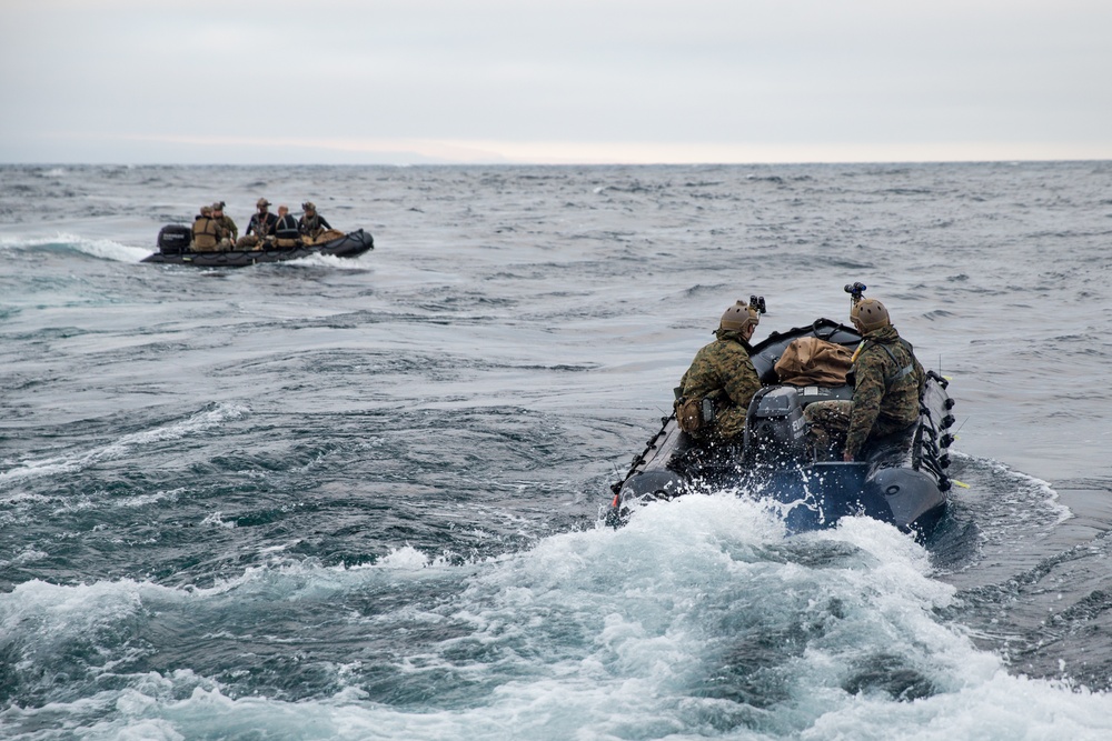 15th MEU recon Marines launch from USS Somerset