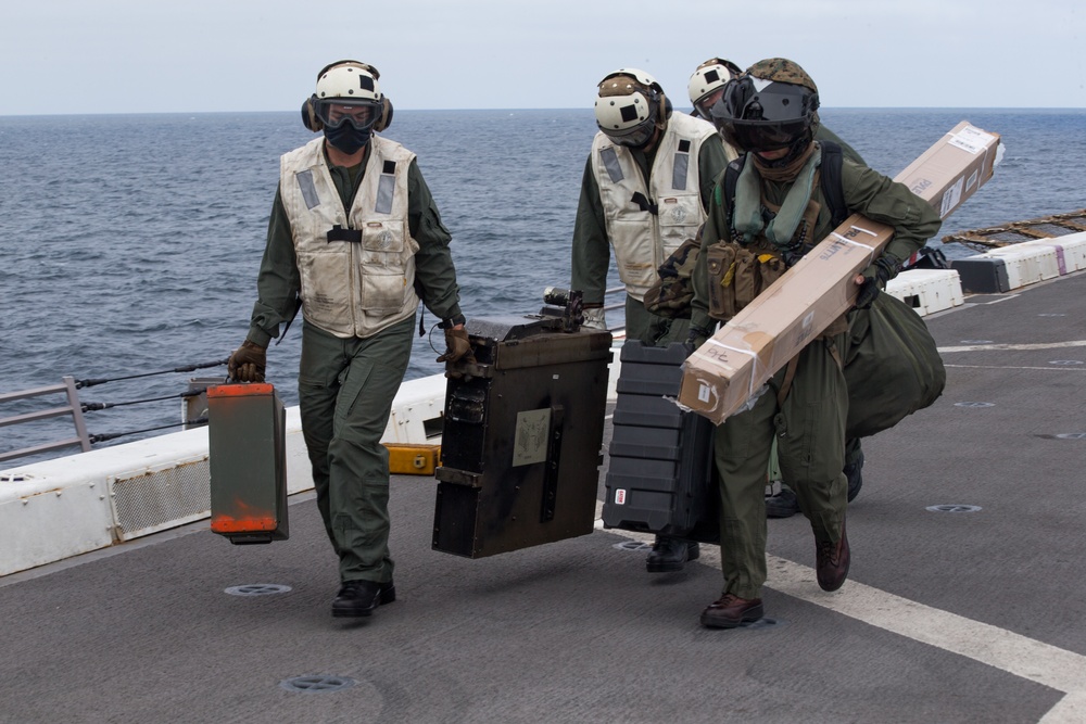 15th MEU Marines conduct flight operations aboard USS Somerset