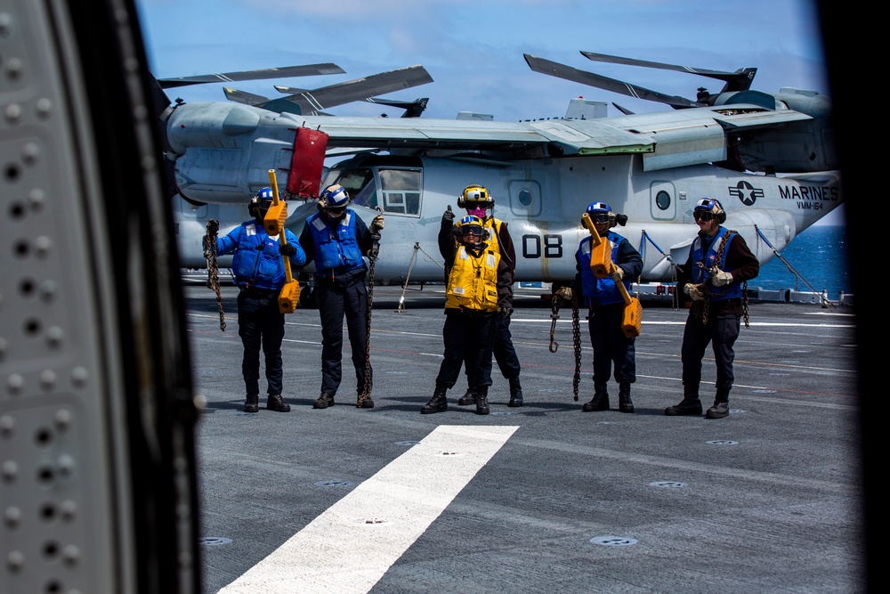 USS Makin Island, USS Somerset conduct training operations