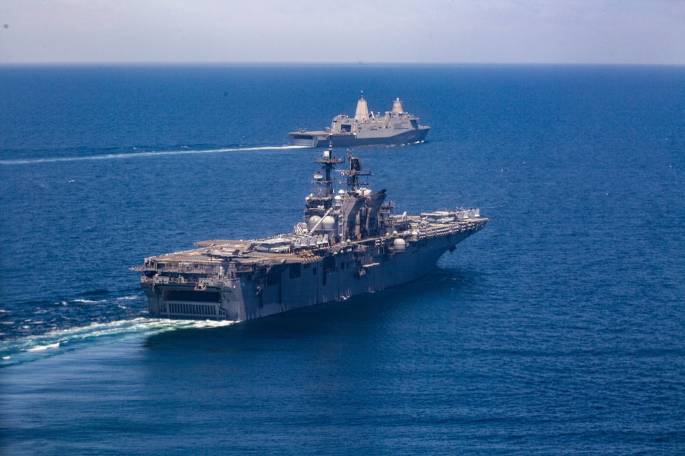 USS Makin Island, USS Somerset conduct training operations