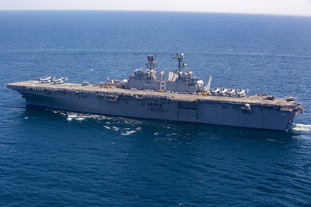 USS Makin Island, USS Somerset conduct training operations