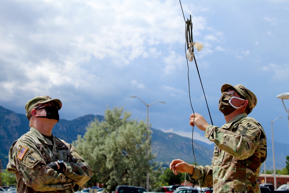11th ECAB Soldiers Prepare Communications Antenna During Extended Combat Training