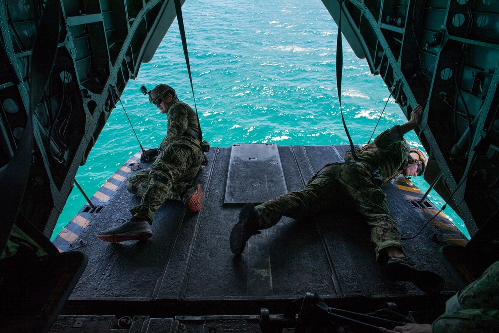 EOD Conducts Cast and Recovery Training in the Arabian Gulf