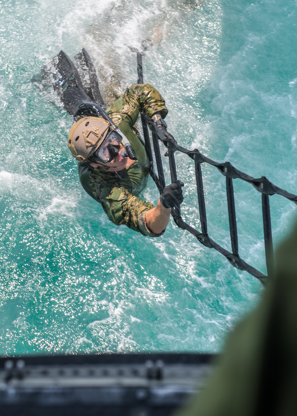 EOD Conducts Cast and Recovery Training in the Arabian Gulf