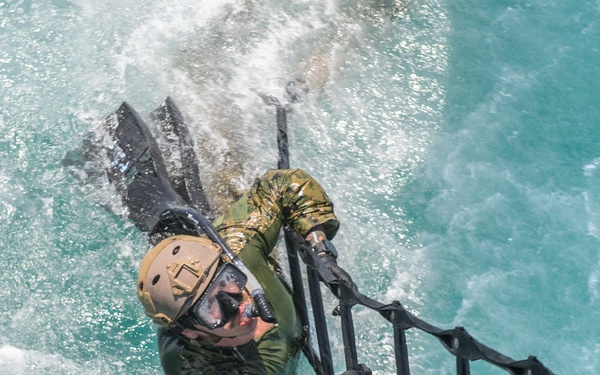EOD Conducts Cast and Recovery Training in the Arabian Gulf