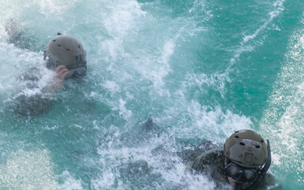 EOD Conducts Cast and Recovery Training in the Arabian Gulf