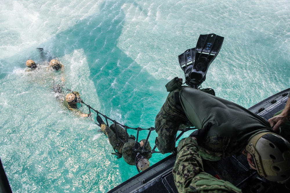 EOD Conducts Cast and Recovery Training in the Arabian Gulf