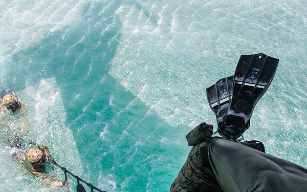 EOD Conducts Cast and Recovery Training in the Arabian Gulf