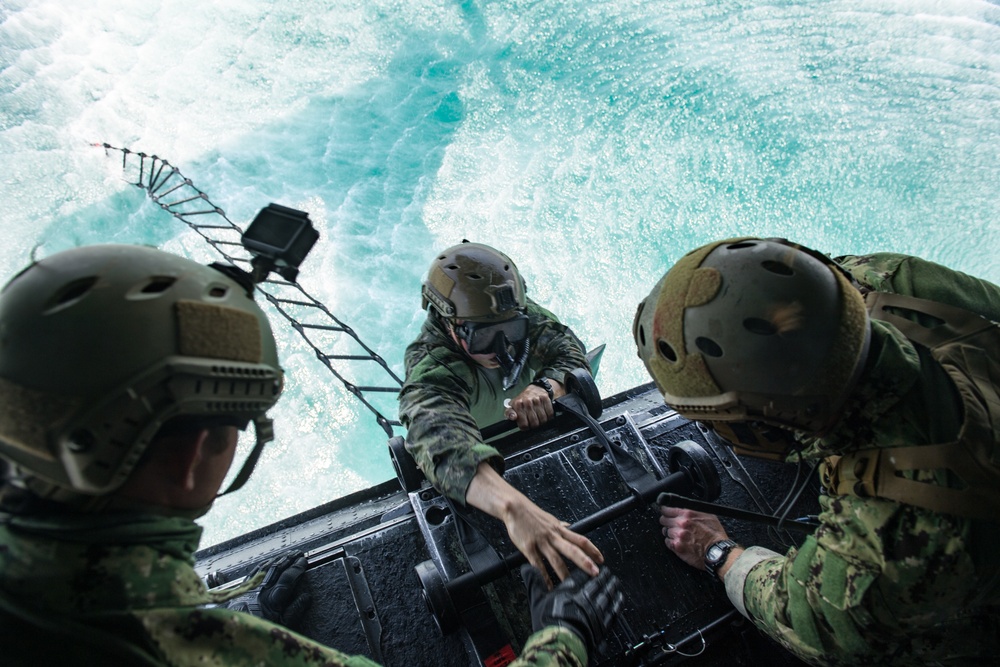 EOD Conducts Cast and Recovery Training in the Arabian Gulf