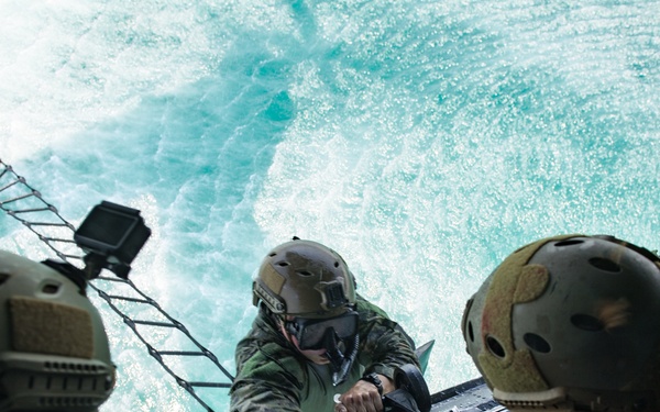 EOD Conducts Cast and Recovery Training in the Arabian Gulf