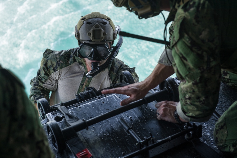 EOD Conducts Cast and Recovery Training in the Arabian Gulf