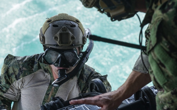 EOD Conducts Cast and Recovery Training in the Arabian Gulf