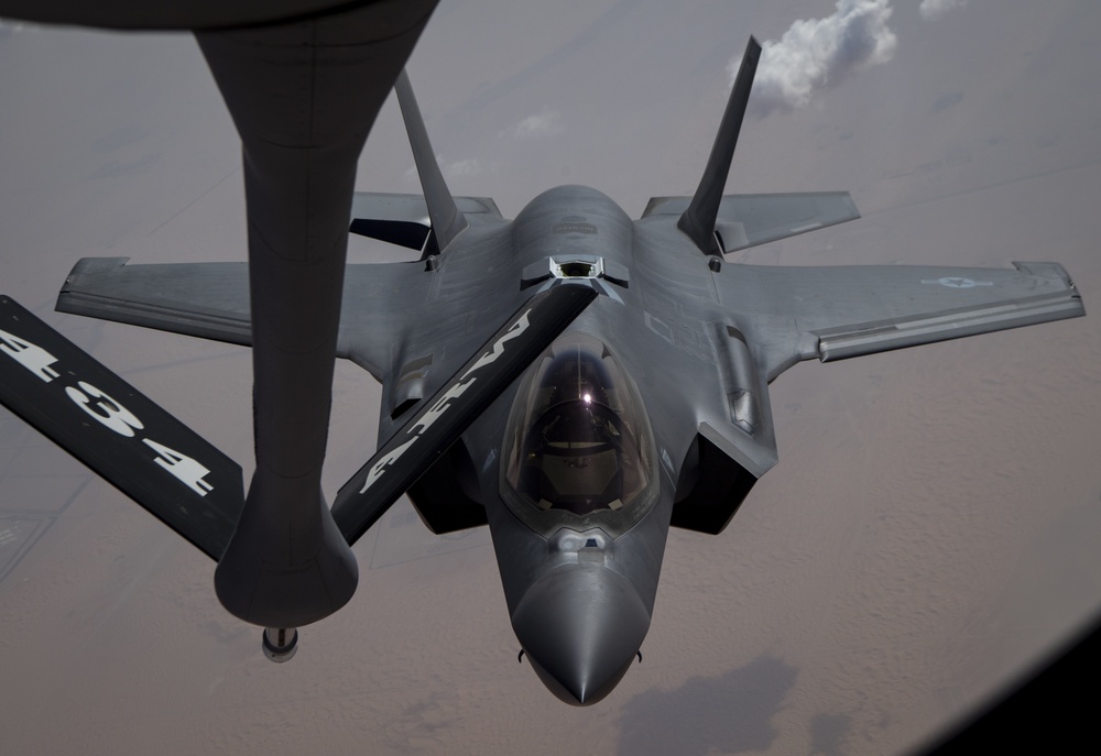 340th EARS refuels F-35s