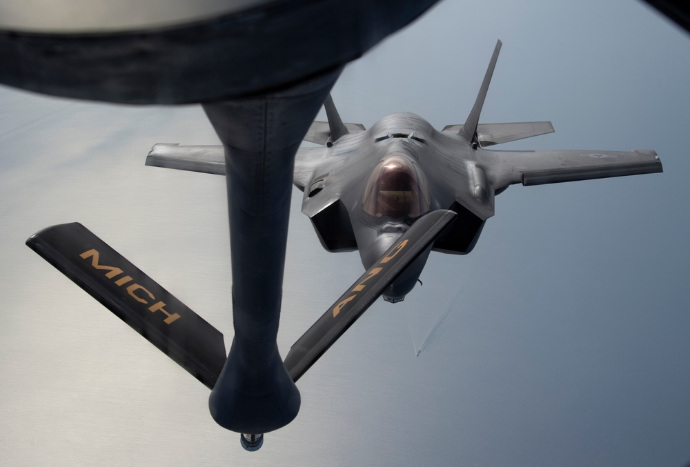 340th EARS refuels F-35s