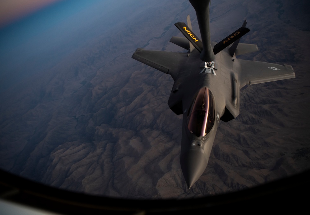 340th EARS refuels F-35s