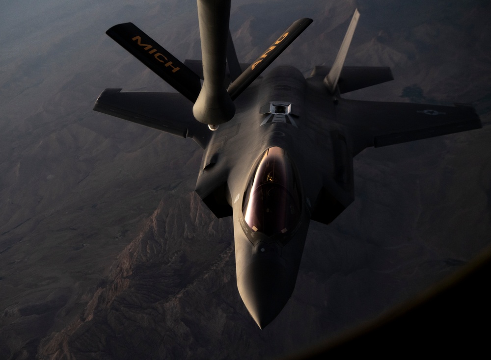 340th EARS refuels F-35s