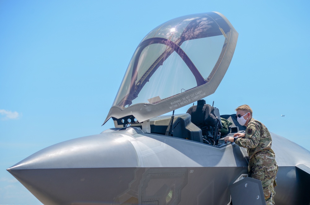 Photos: F-35A Lightning II, F-15 Eagle Fly-In