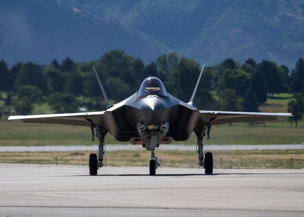 F-35 Demo Team conducts practice over Utah skies