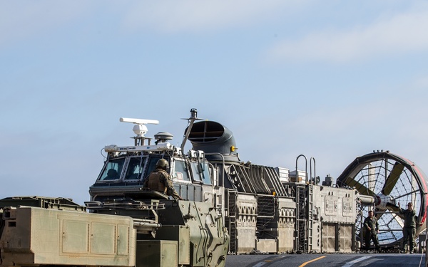15th MEU Marines, Sailors load up, transport to USS Somerset