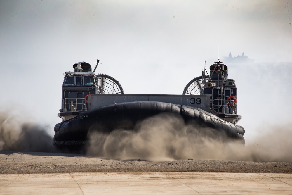 15th MEU Marines, Sailors load up, transport to USS Somerset