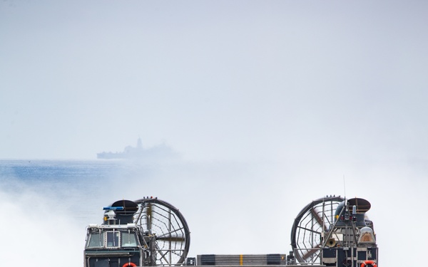 15th MEU Marines, Sailors load up, transport to USS Somerset