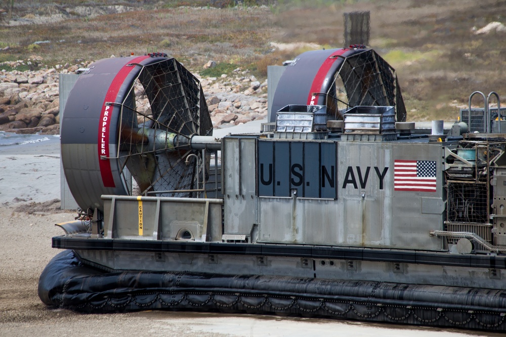 15th MEU Marines, Sailors load up, transport to USS Somerset