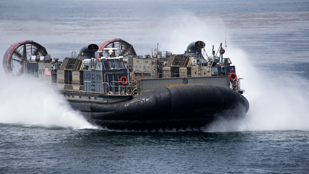 15th MEU Marines, Sailors load up, transport to USS Somerset