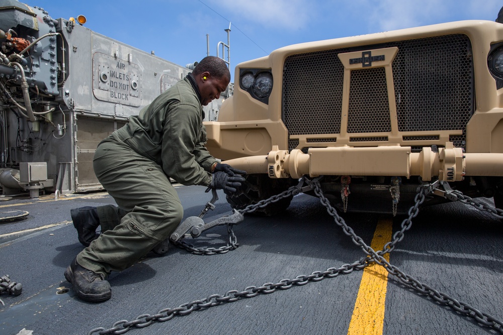 15th MEU Marines, Sailors load up, transport to USS Somerset