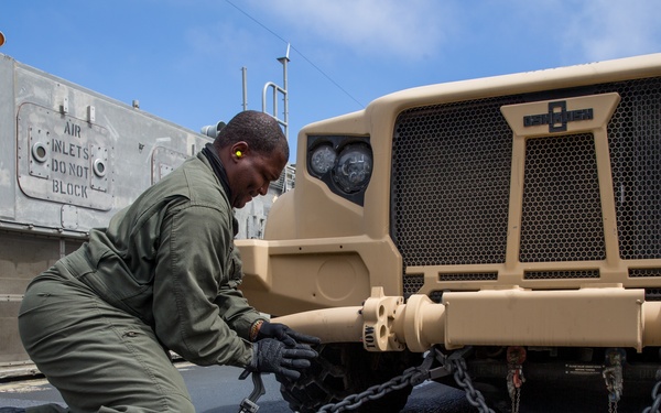 15th MEU Marines, Sailors load up, transport to USS Somerset