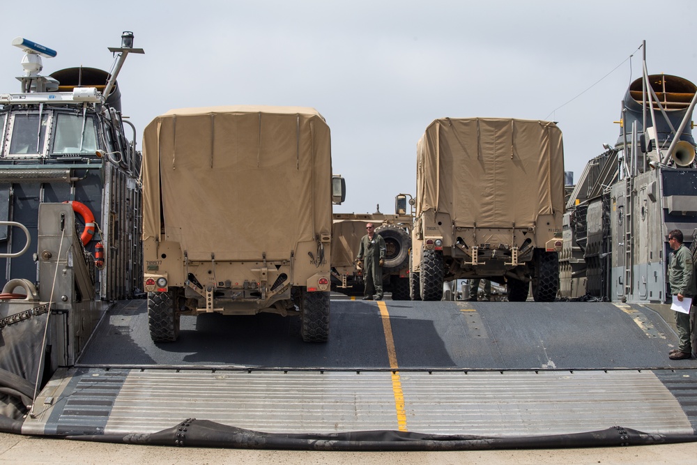 15th MEU Marines, Sailors load up, transport to USS Somerset