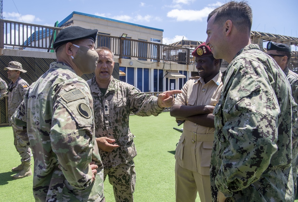 Major General Lapthe Flora visits Mogadishu