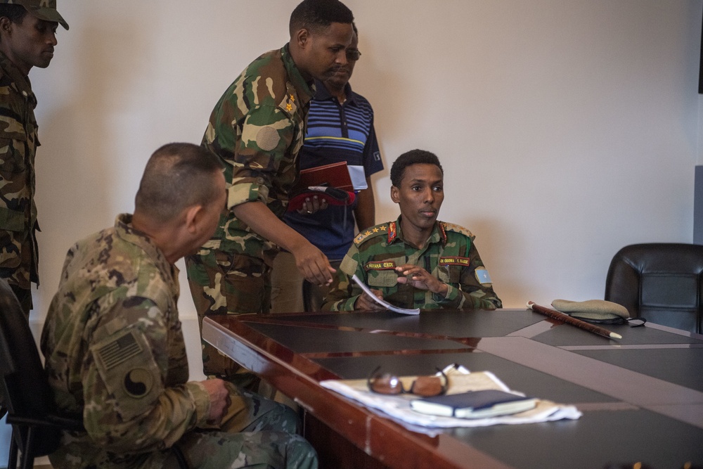 Major General Lapthe Flora visits Mogadishu