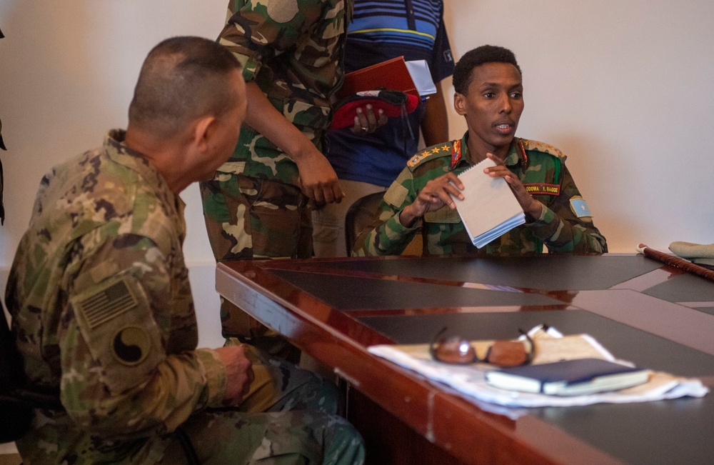 Major General Lapthe Flora visits Mogadishu