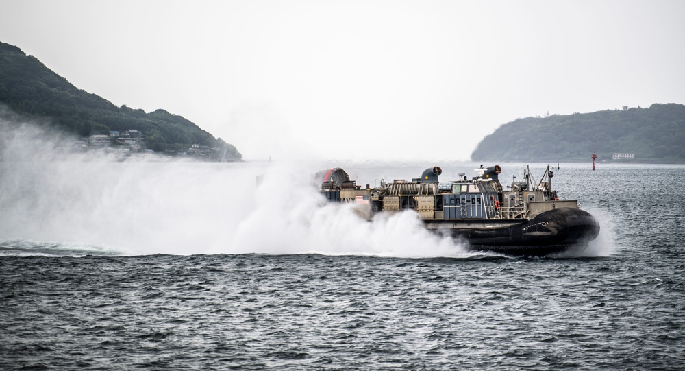USS Germantown (LSD 42) Conducts Amphibious Operations with Naval Beach Unit 7 LCACs