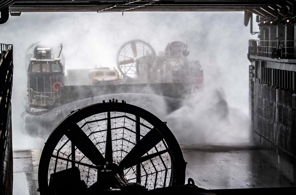 USS Germantown (LSD 42) Conducts Amphibious Operations with Naval Beach Unit 7 LCACs