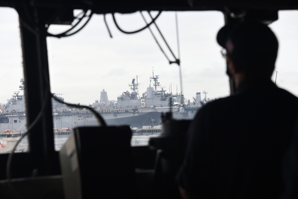 USS PHILLIPPINE SEA (CG 58) UNDERWAY