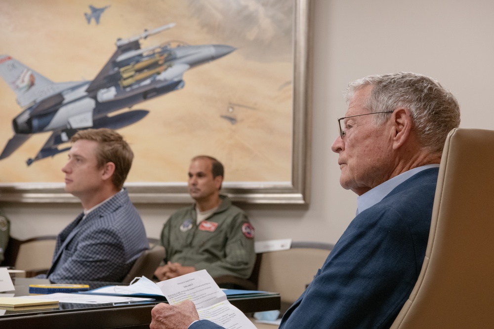 Sen. Inhofe visits the second largest combat-coded F-16 unit in the Air National Guard