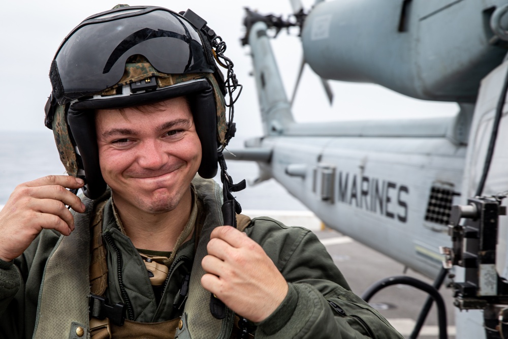 15th MEU Marines, Sailors land on USS Somerset