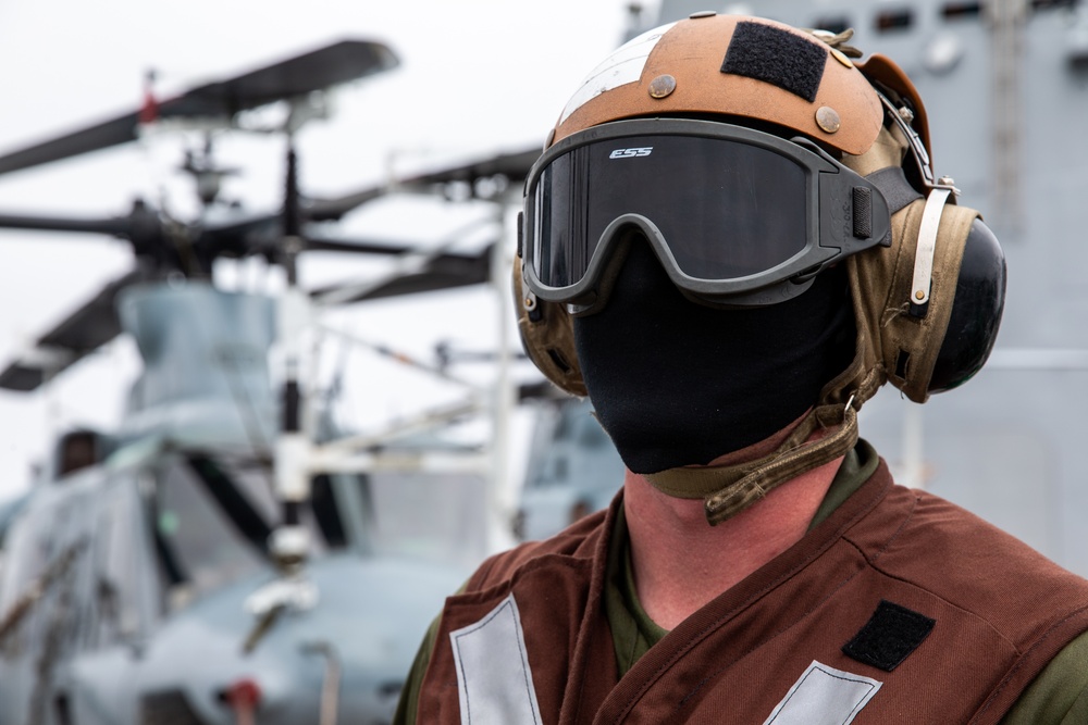 15th MEU Marines, Sailors land on USS Somerset