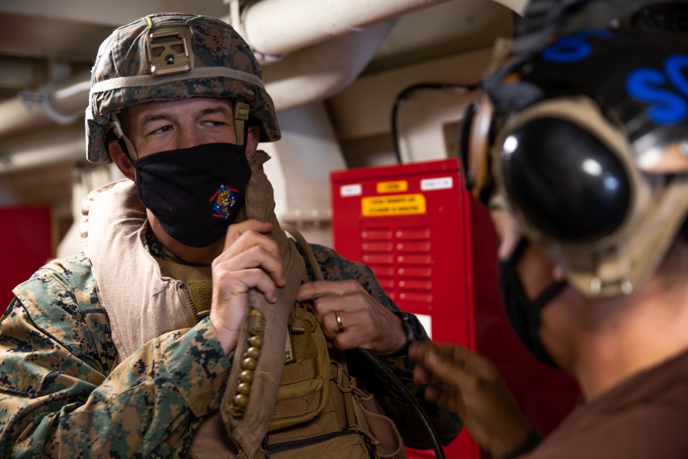 15th MEU Marines, Sailors land on USS Somerset