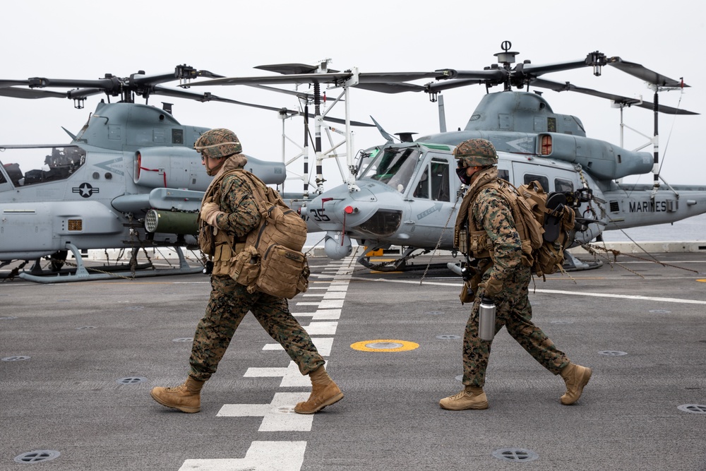 15th MEU Marines, Sailors land on USS Somerset