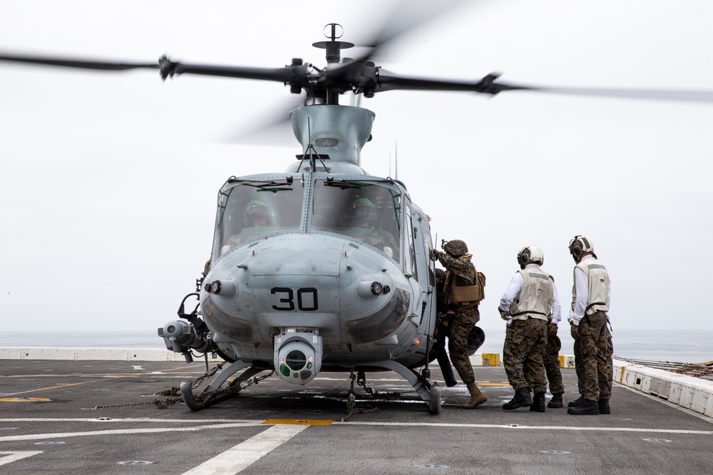 15th MEU Marines, Sailors land on USS Somerset