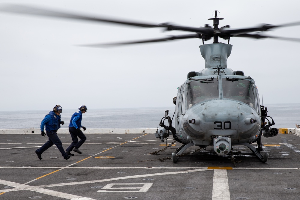 15th MEU Marines, Sailors land on USS Somerset