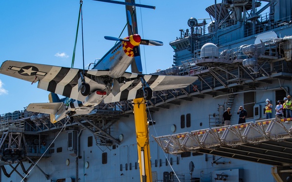 &quot;Warbirds&quot; Arrive in Pearl Harbor