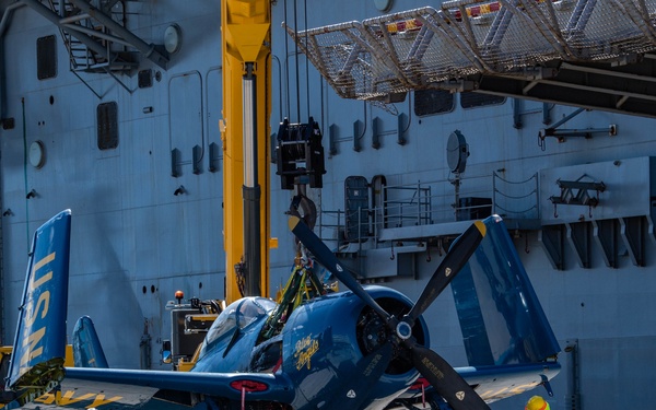 &quot;Warbirds&quot; Arrive in Pearl Harbor